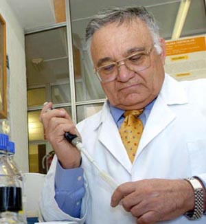 UNA VIDA DEDICADA A LA DOCENCIA. El catedrático de Bioquímica, mientras trabaja en el laboratorio de la Universidad de Murcia. / VICENTE VICÉNS / AGM